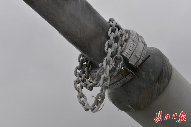 工人从长江大桥桥顶释放铁环除冰 应对“老问题”