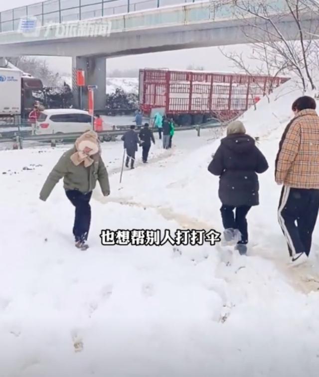 76岁老人为高速被困人员免费送饭 土豆丝不仅暖胃更是暖了人心
