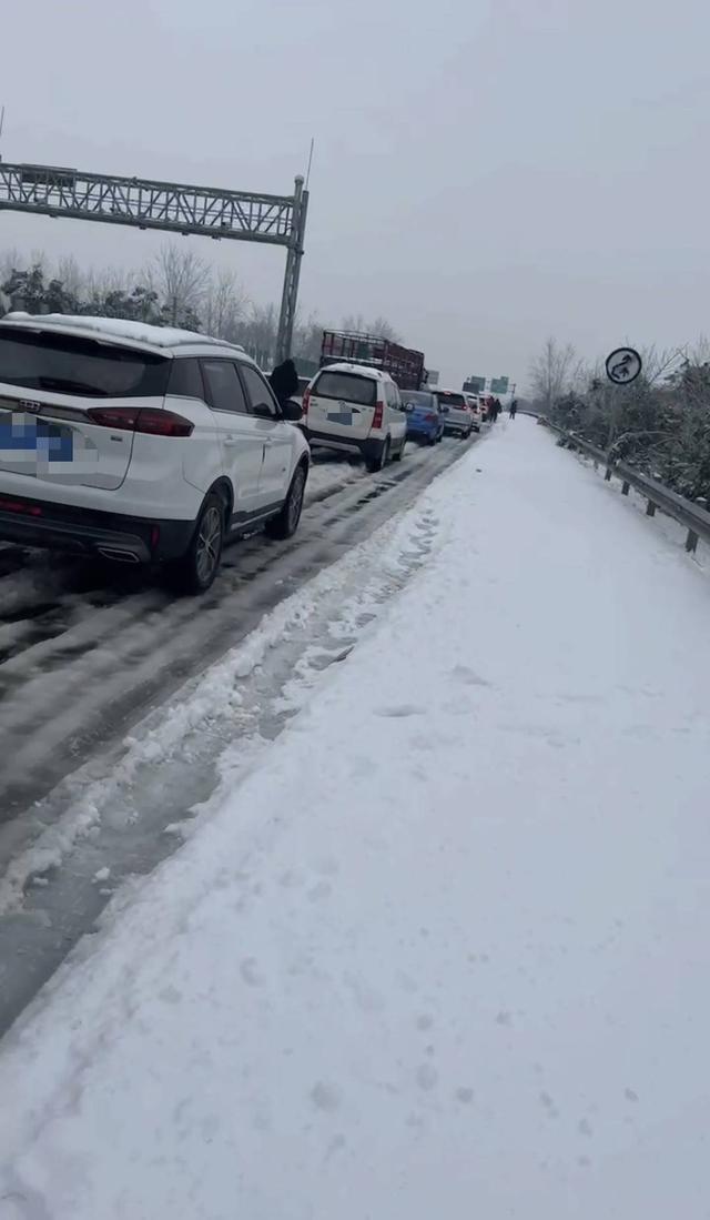 被困湖北高速的返乡人:雪太大了 车辆没油缺少食物