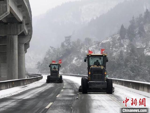 湖北大部分高速公路路段已恢复通行 为铲冰除雪的机械设备上路作业提供便利
