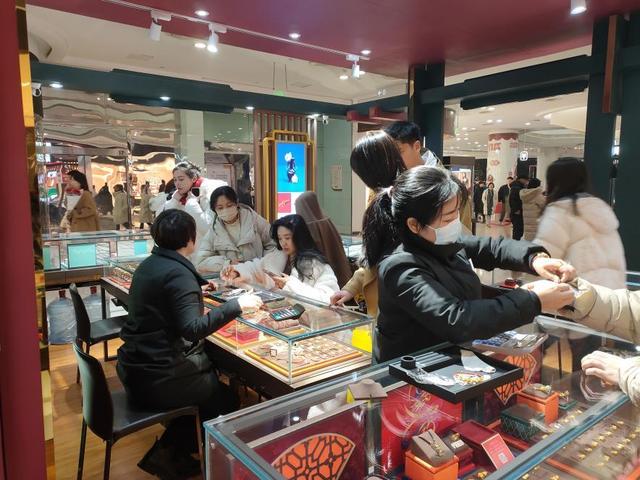 "价格战"逼疯县城金店老板 市场洗牌期关店止损