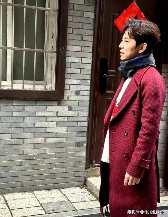 而在另一组图中,何炅在超市买菜的视频也被放大.