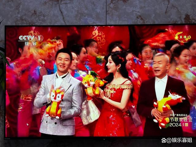 胡歌杨幂唐嫣春晚开场同台，三人合体梦回《仙剑三》