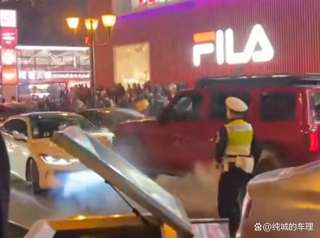越野车闹市撞车 司机被群众揍哭求饶 警察及时阻拦