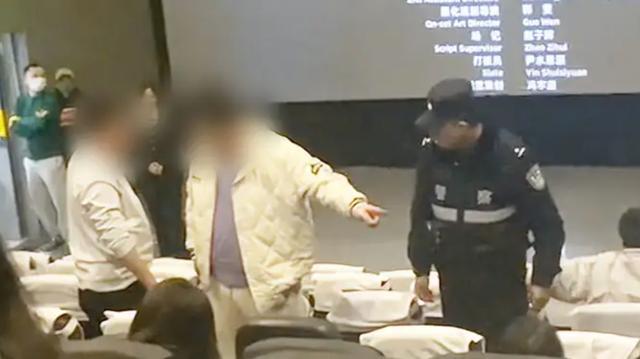 男子因看电影打呼噜遭暴打，影院表示涉事男子已被警方带走