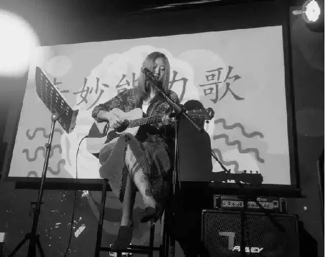 成了独立音乐人的向往之地,个性飒爽的唐蕾则被称为"成都摇滚教母"