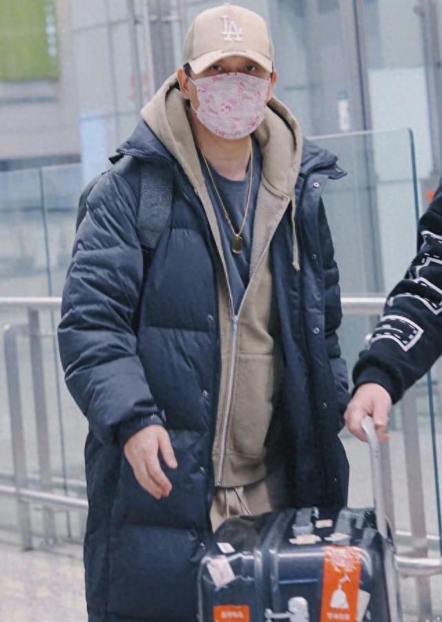 潘粤明与女友尹姝贻现身机场,两人包裹严实十分低调