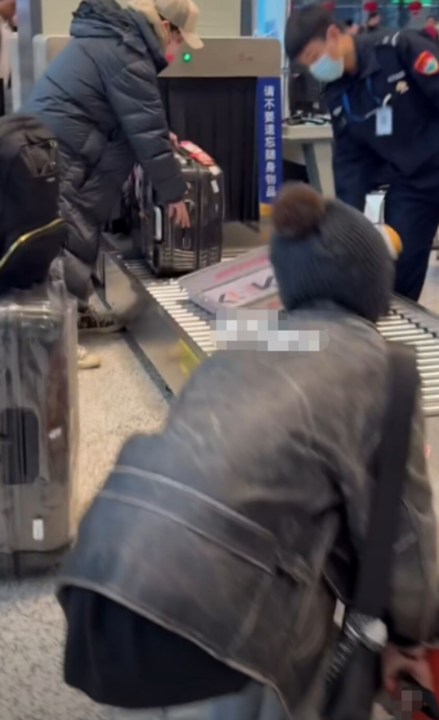 唱而优则演,跨界转型当演员后,她在《白夜追凶》中饰演干练女警"赵茜"