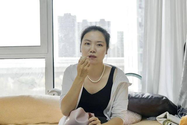 姑娘失明后成为一名盲人化妆师 看不见，也有取悦自己的权利