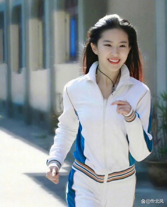惊艳时光的美人！刘亦菲17岁跑步的旧照揭秘连发丝都是美的