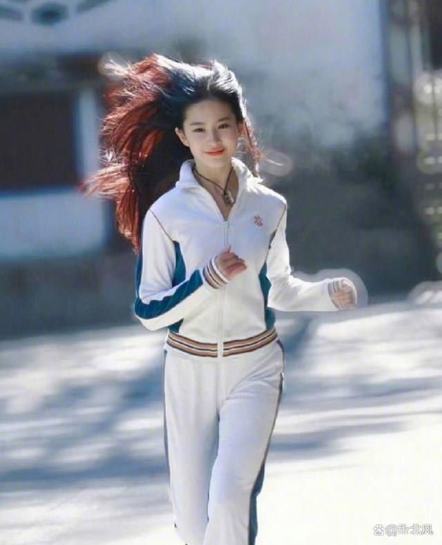 惊艳时光的美人！刘亦菲17岁跑步的旧照揭秘连发丝都是美的