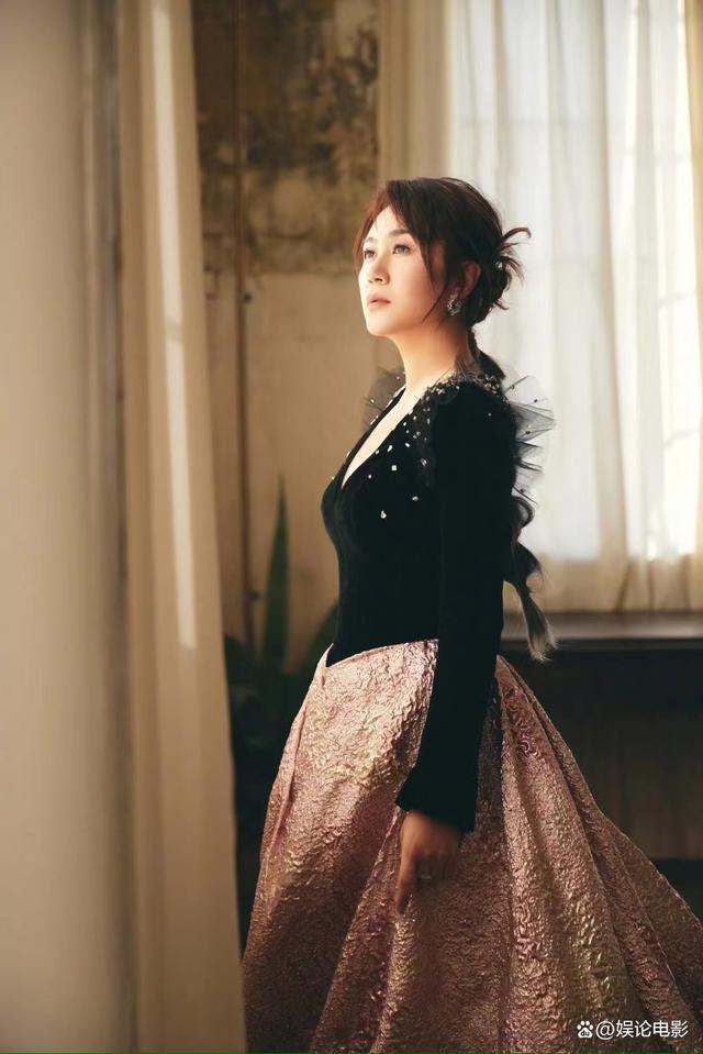 41岁马丽折扣区挑衣服,票房近百亿生活却一点也不张扬