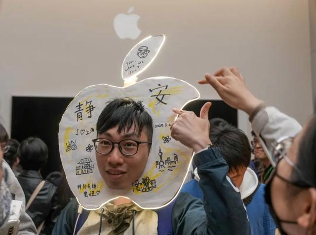 库克现身苹果上海静安零售店 首秀之都消费大升级
