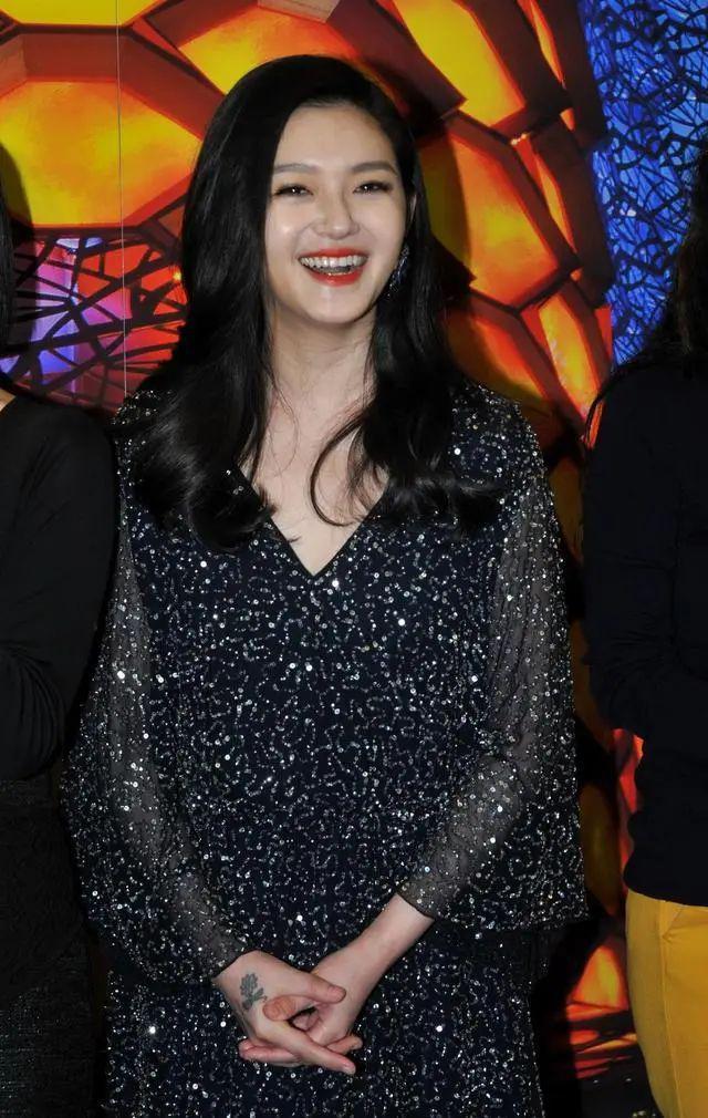 两人共育有一女一子,但在共同走过十载春秋后,于2021年11月宣布离婚.