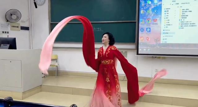 南昌大学陈俐老师火了上课时蹭课学生挤爆教室