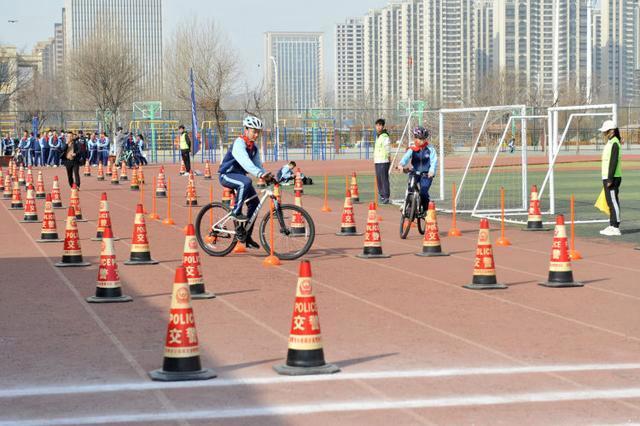 淄博一中学推出“自行车驾驶证” 要考驾驶技能和理论