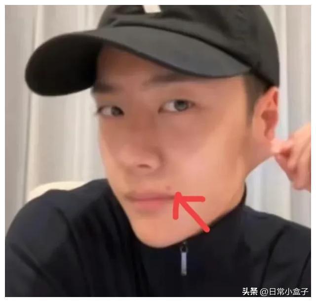 王一博素颜直播不用滤镜笑容痞帅近距离怼镜头