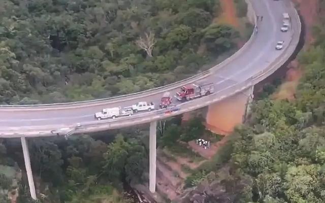 南非一大巴坠崖致45死 8岁儿童幸存 失控坠桥起火