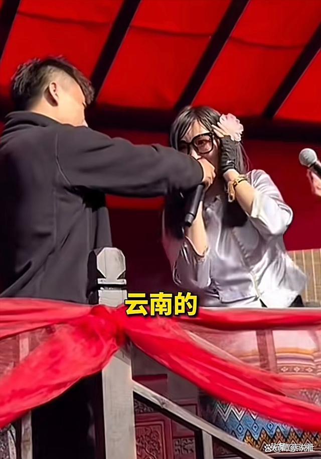 姑娘邀小伙倒插门称男的不用挣钱，王婆都看不过去了 网友：是不用挣钱，但要种地