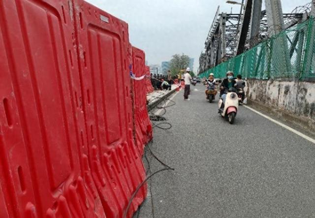  交警回应珠江大桥一吊机倒塌，原因正在调查中
