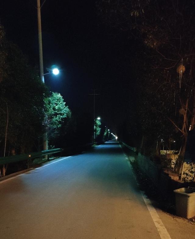 安徽一村民自费安装64盏路灯称路上过来学生比较多