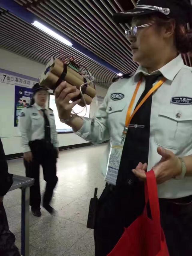 媒体辟谣上海地铁站安检查出“炸弹”：系2016年旧闻，是道具