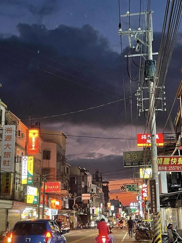 台主播谈强震前网上现天空异象照片：应是西南风带进来的地形性云层