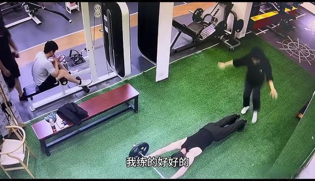 男子在健身房练滚轮被陌生人开走，网友要笑疯了