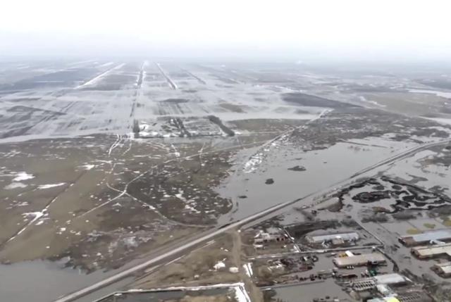 俄罗斯多地遭洪水侵袭：超104座桥梁和53段公路被洪水淹没
