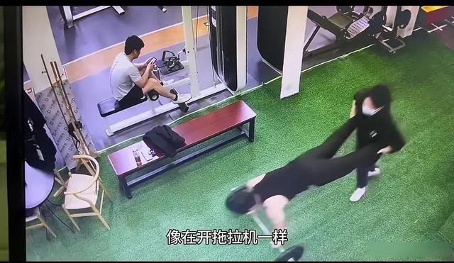 男子在健身房练滚轮被陌生人开走，网友要笑疯了
