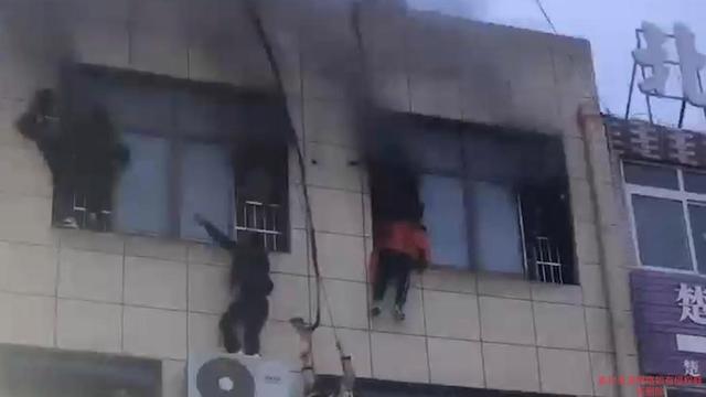 安徽一补习班起火 有人悬挂外墙逃生 已致1死11伤