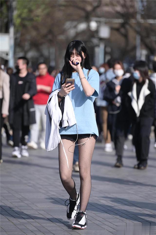 超薄黑色丝袜搭配运动鞋既时尚又不失舒适简约风尚演绎