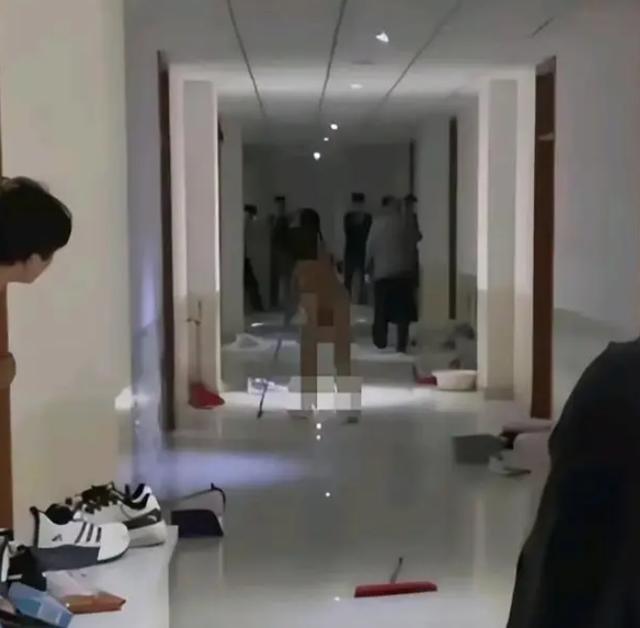 简直毁尽三观！ 女生赤身裸体大闹男生宿舍高校回应：警方已介入