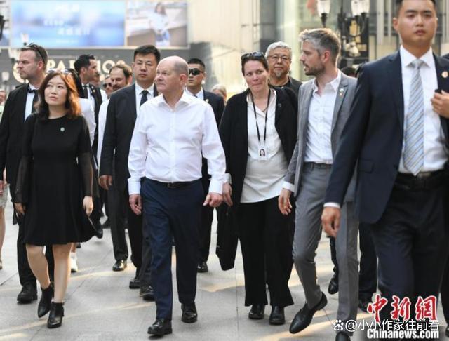 德国总理在重庆街头漫步 打卡网红天桥