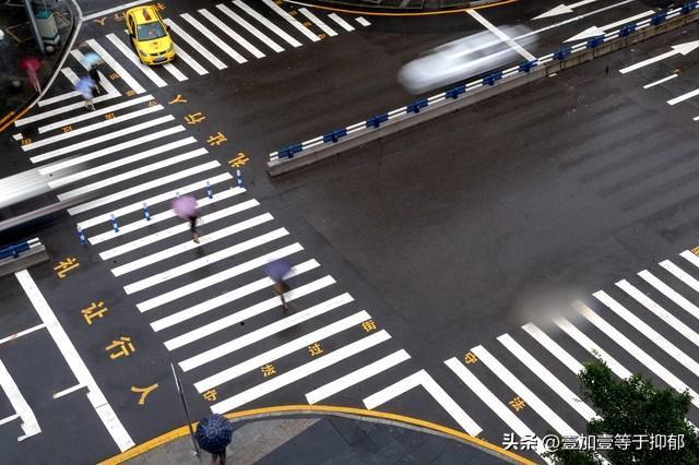 车辆未减速撞飞学生 家长暴打司机 斑马线之殇