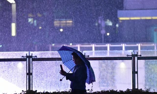 广州将迎强降雨 致灾风险高 连场雷雨“打卡”，出门切记带伞