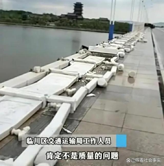 网友称江西抚州2亿大桥围栏倒塌不能赖大风