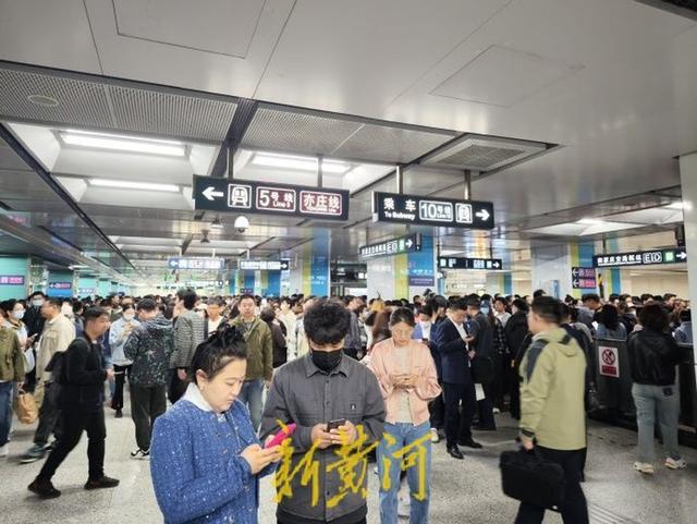 北京地铁5号线部分列车临时停车：故障影响上班族，热搜热议
