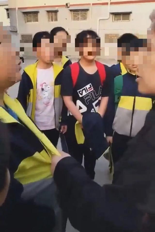 教育局回应小学生校门口被同学家长殴打 夫妇施暴，已被拘留