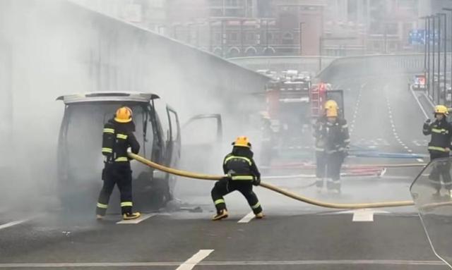 广州内环路上一汽车突发自燃 无人伤，火速扑灭