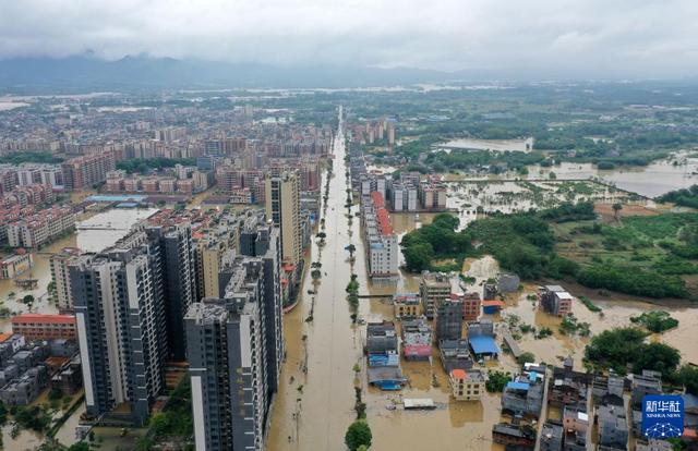 直击粤北洪水过境 商户紧急撤离，逾3万民众妥善安置