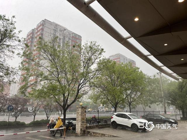 北京雷雨来袭 多地现小冰雹：预警生效 防范为先