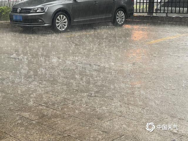 北京雷雨来袭 多地现小冰雹：预警生效 防范为先