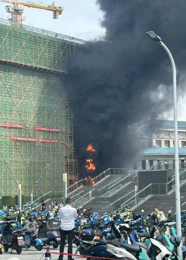 多方回应武汉大学教学楼起火