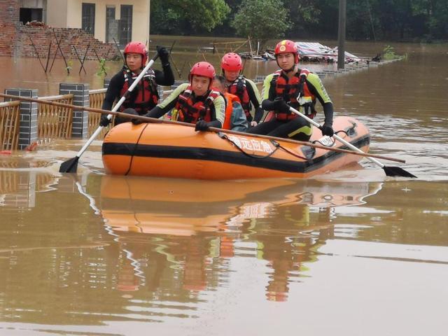 广东英德有仓库被淹3米深 商户叹损失惨重，救援进行中