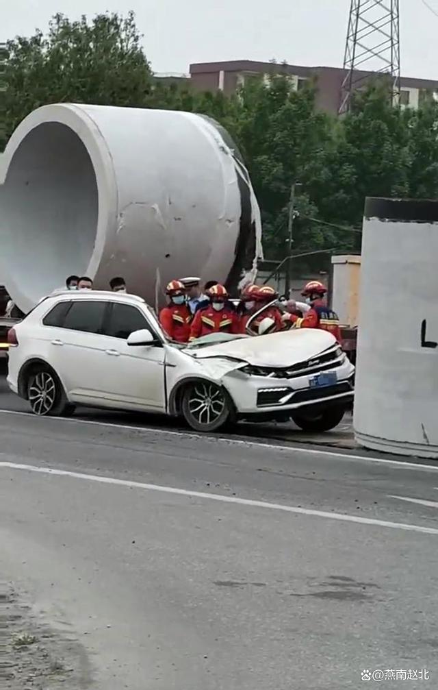 货车水泥管掉落砸中轿车致1死1伤 惊魂瞬间曝光！