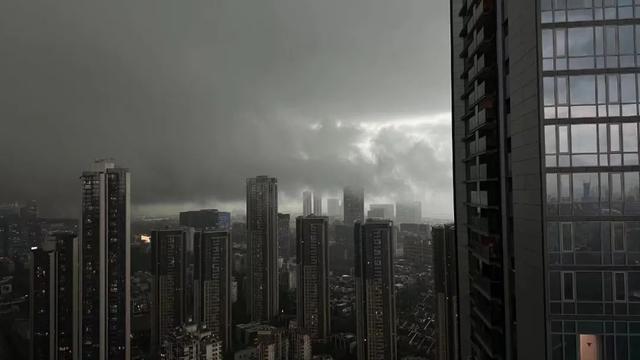 深圳天空一秒变黑 机场航班起降受限双界河水位暴涨