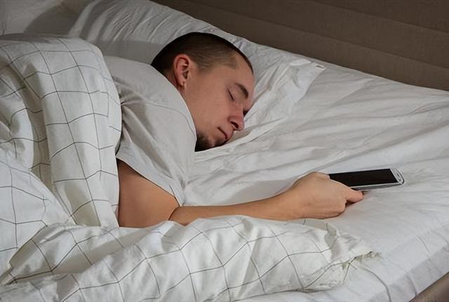 你睡前一般把手机哪儿？睡觉时手机摆哪儿更安全