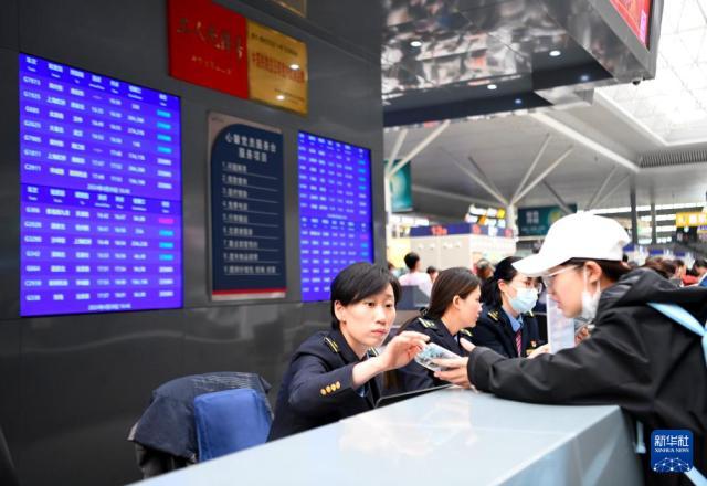 低估了五一堵车的程度 堵在了高速耽误了高铁崩溃