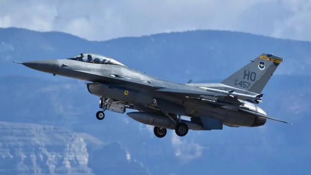 美媒：美国空军一架F-16战斗机坠毁，飞行员在飞机坠地前弹射逃生 